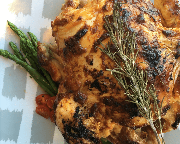 Roast chicken with rosemary and glazed baby vegetables - Émile Henry